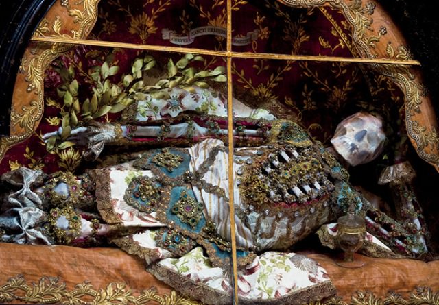 skeletons-with-ornaments-8