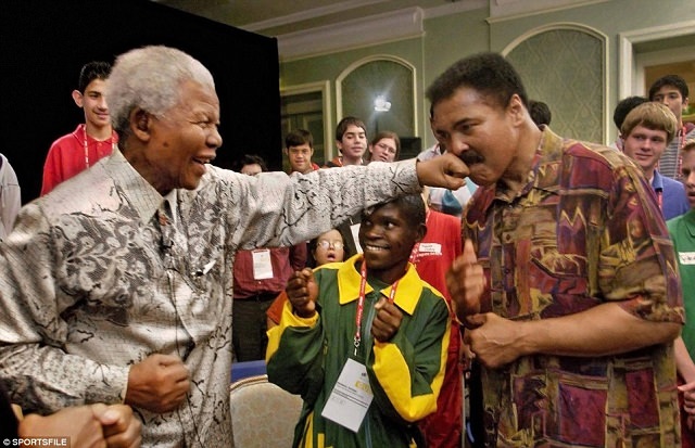 Nelson, 85, lands a "straight left" to the chin of former World Champion Muhammad Ali