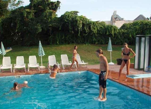 A perfectly timed photo of a teen